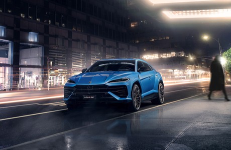 Lamborghini Urus SE создает элегантность в ночном городе