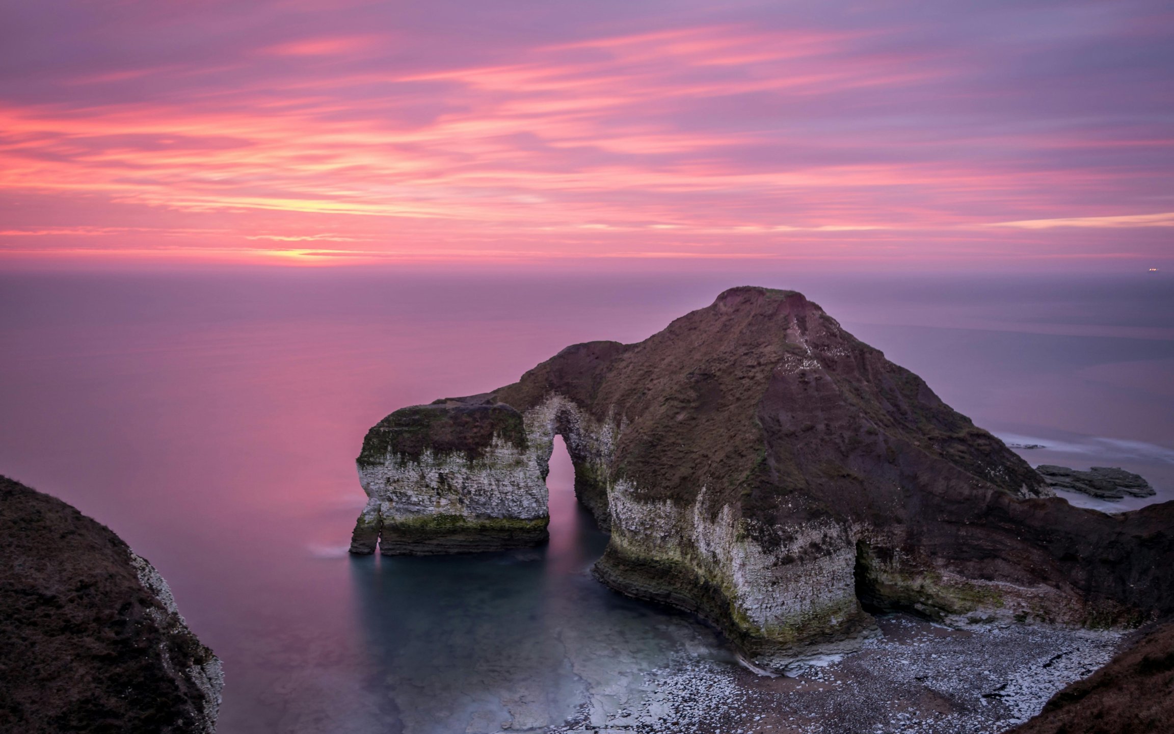 Drinking Dinosaur Rock at Sunset - Wallpapers for Apple MacBook 12″ in 2304x1440 resolution