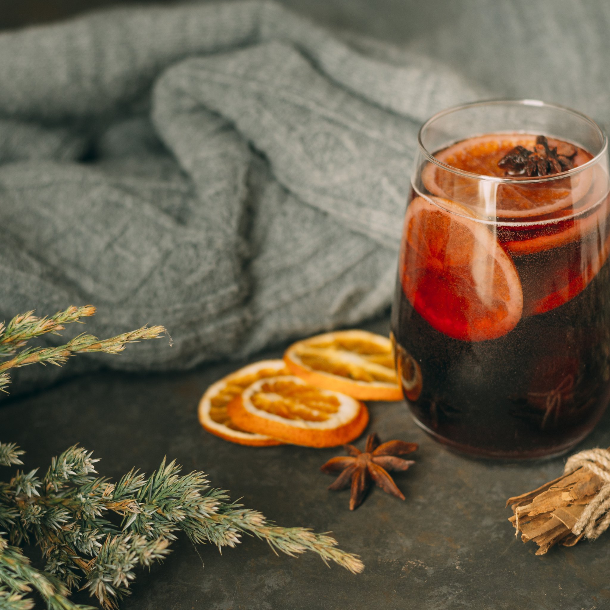 Warm mulled wine in a clear glass - Wallpapers for iPad Retina in 2048x2048 resolution