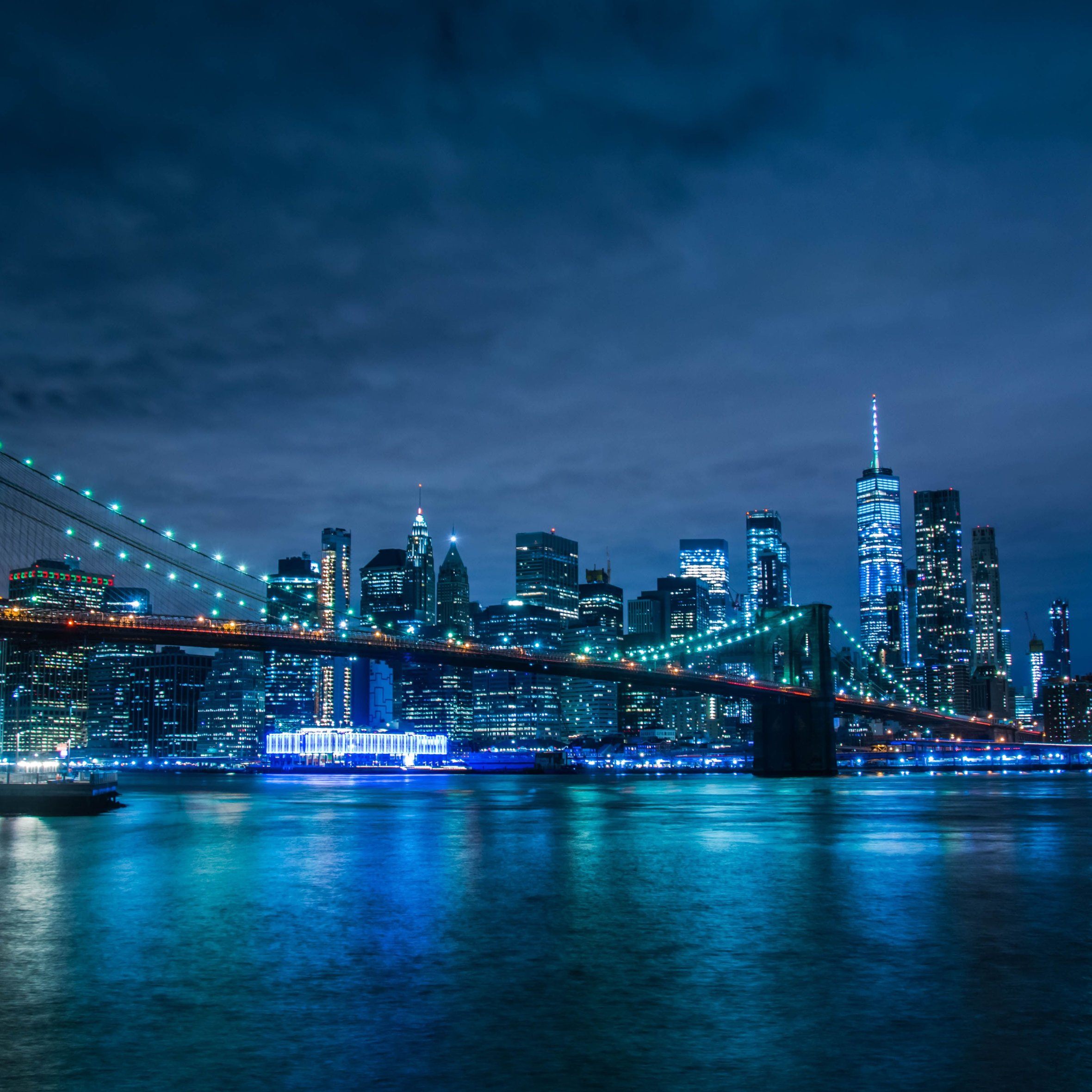 Brooklyn Bridge and Manhattan at night on a blue night - Wallpapers for iPad Air 10.9″ in 2360x2360 resolution