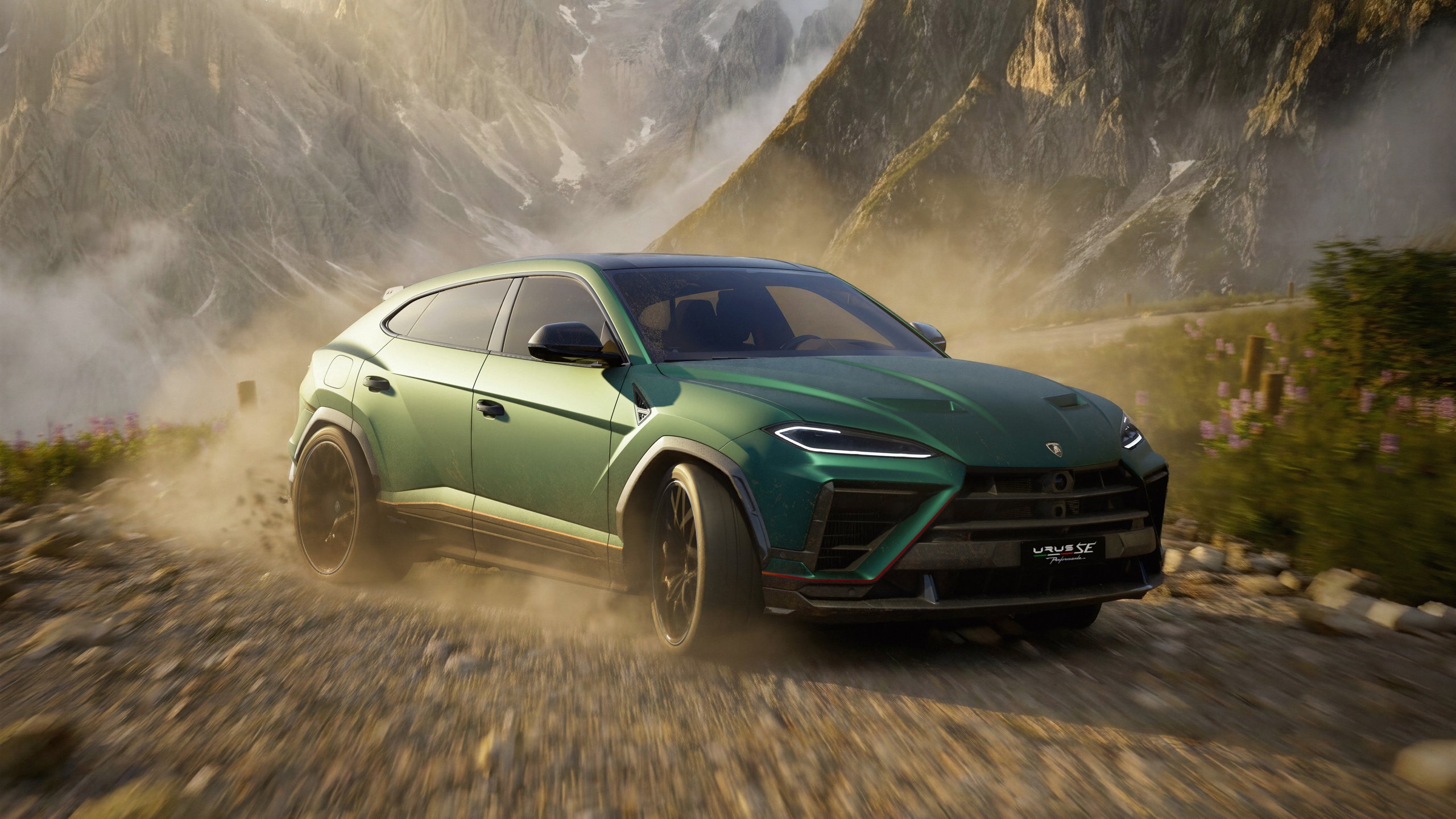 Зелёный Lamborghini Urus SE в горах - 2K Quad HD обои в разрешении 2560x1440