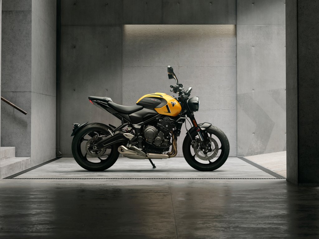 Мотоцикл Triumph Trident 660 в гараже - XVGA обои в разрешении 1024x768