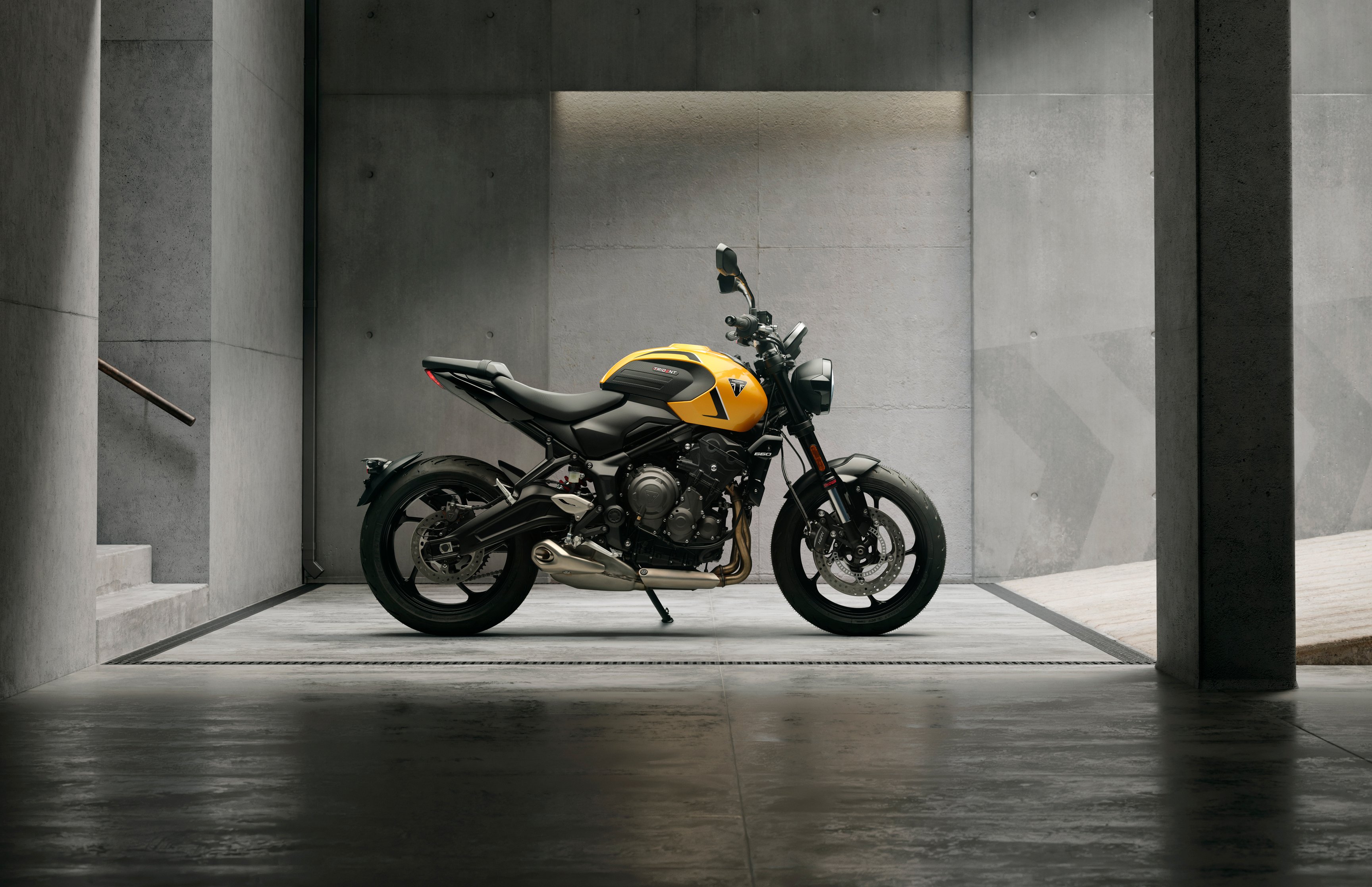 Triumph Trident 660 motorcycle in the garage - Wallpapers for Apple MacBook 16.2″ in 3456x2234 resolution