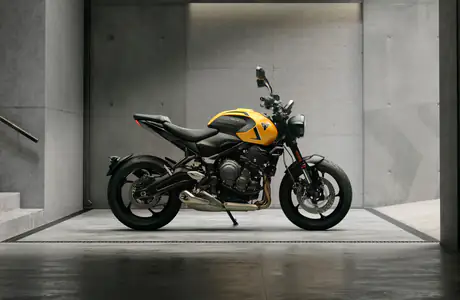 Обои для Samsung Galaxy Tab (1920x1920): Triumph Trident 660, гараж, пол, стена