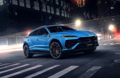 Современный Lamborghini Urus SE в ночном городском пейзаже