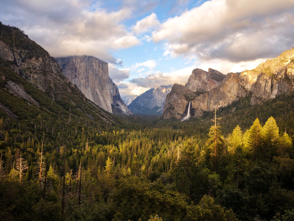 Yosemite Valley Mountain Panorama - XVGA wallpapers in 1024x768 resolution