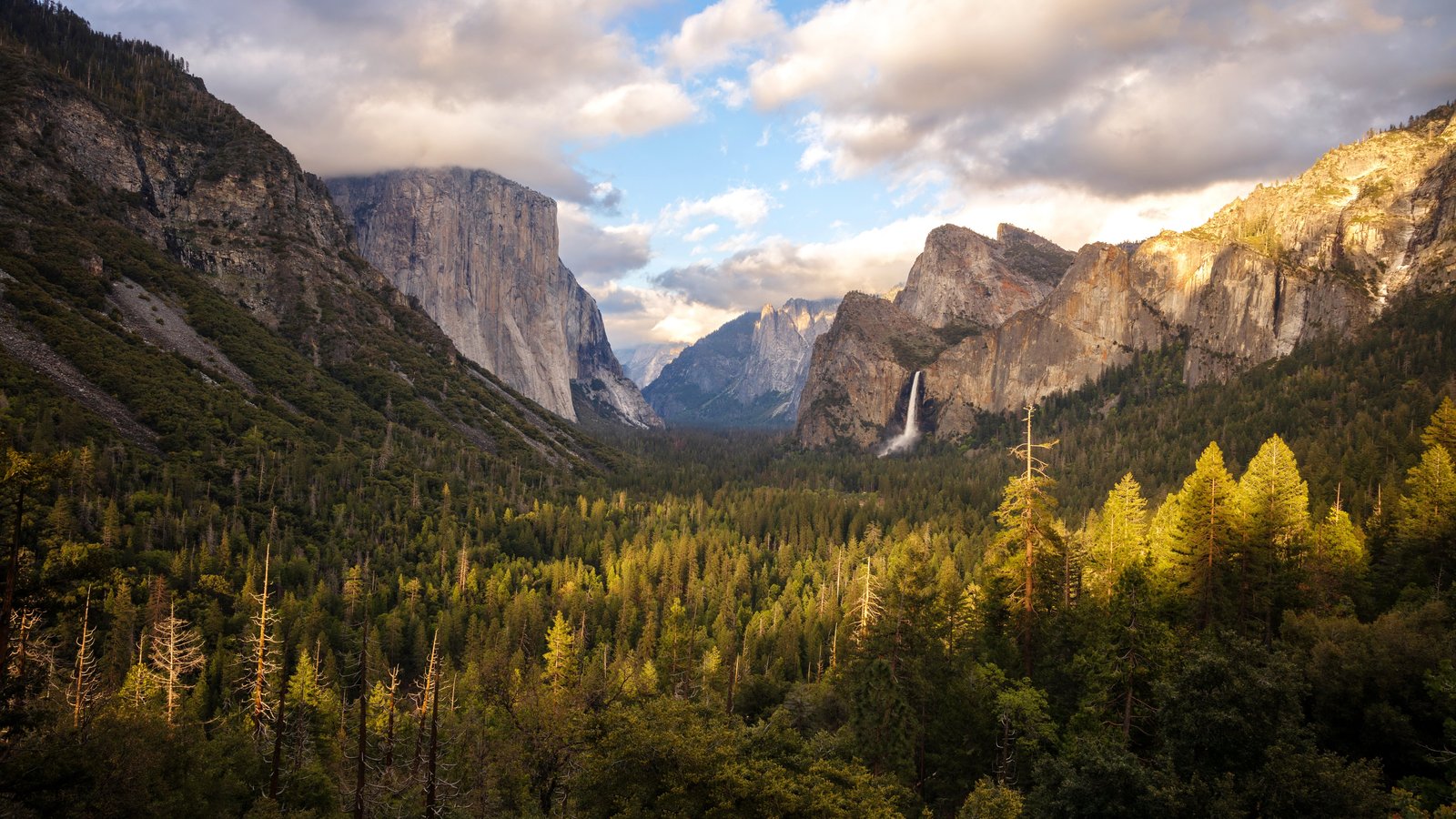 Yosemite Valley Mountain Panorama - wXGA++ wallpapers in 1600x900 resolution