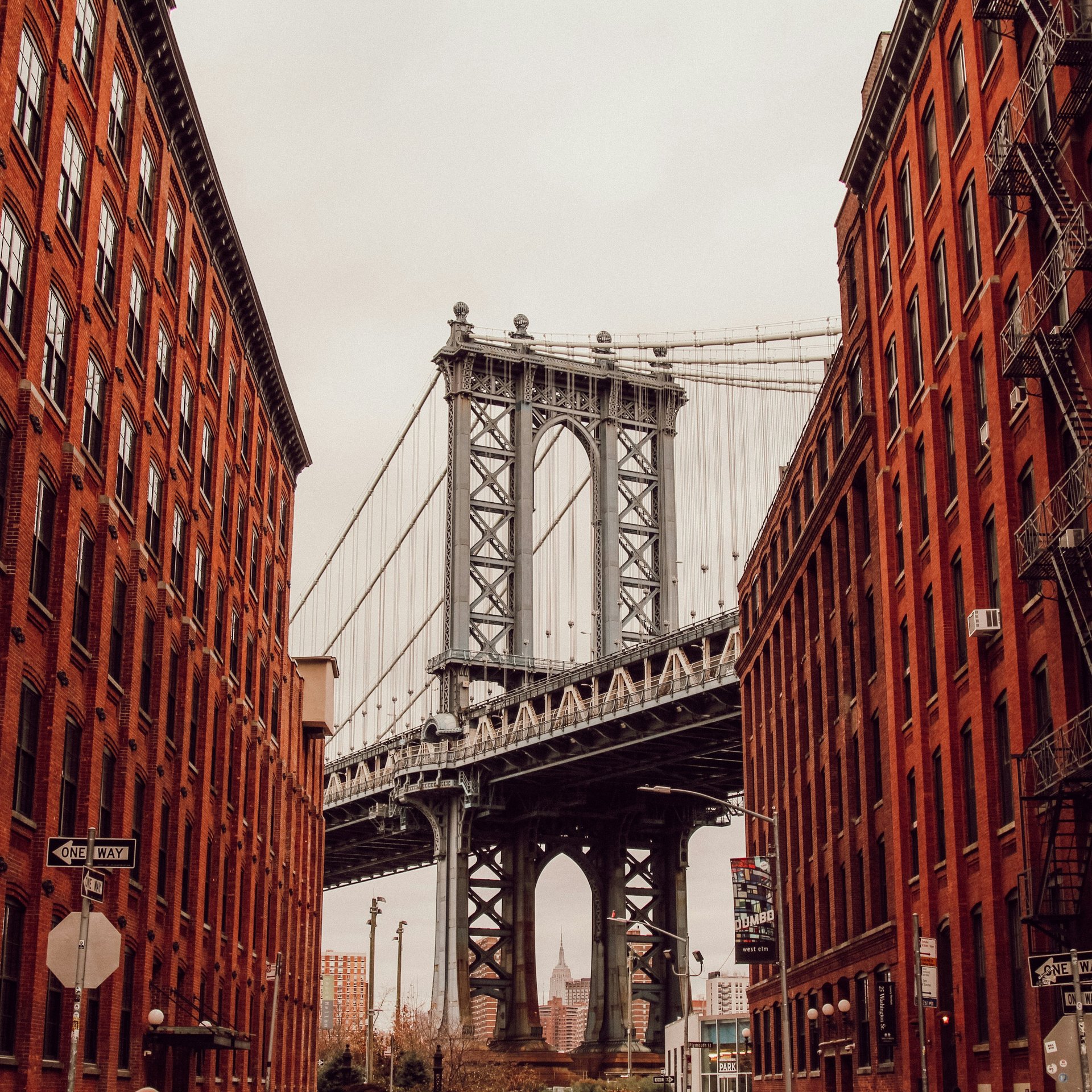 Manhattan Bridge between houses - Wallpapers for Samsung Galaxy Tab in 1920x1920 resolution