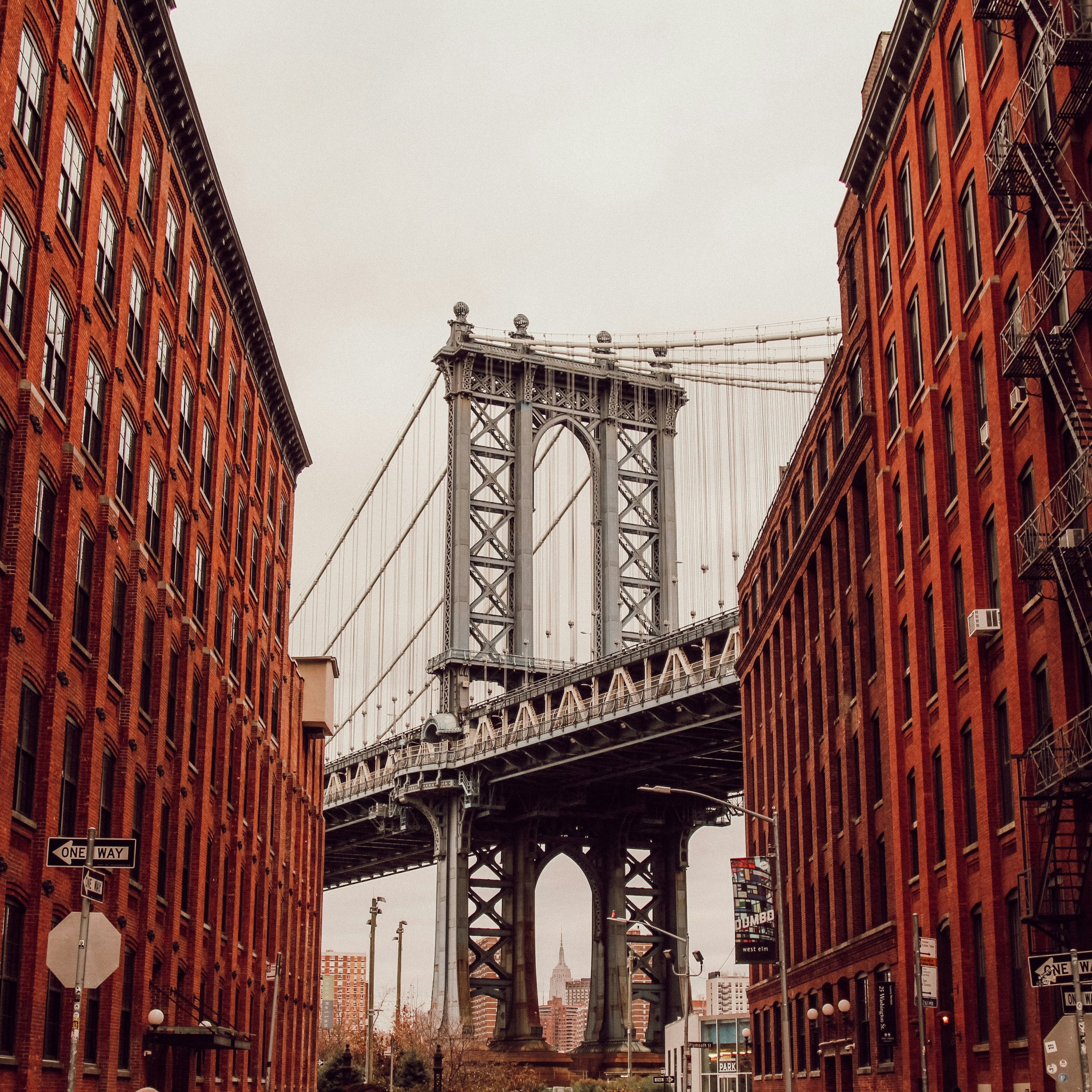 Manhattan Bridge between houses - Wallpapers for iPad Pro 13″ in 2752x2752 resolution