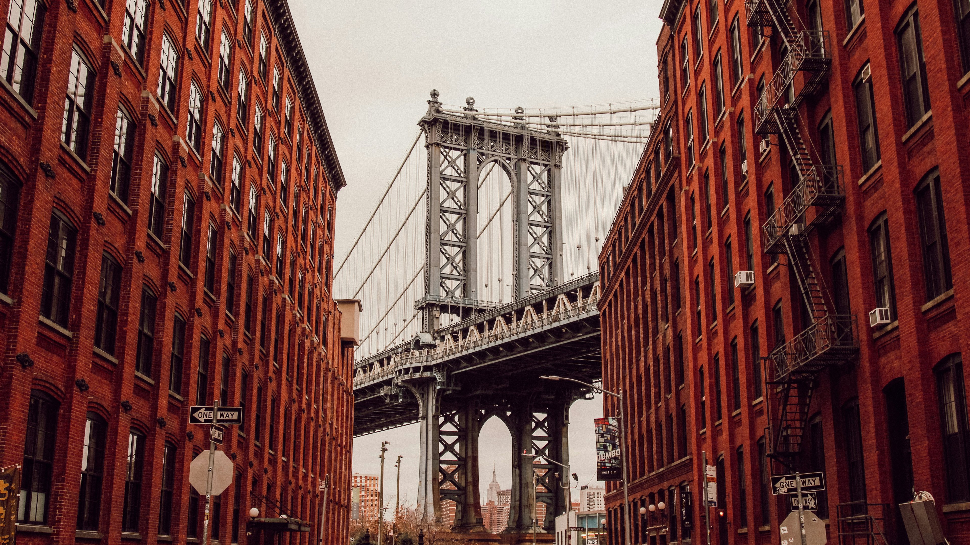 Manhattan Bridge between houses - 4K PC Wallpapers in 3840x2160 resolution