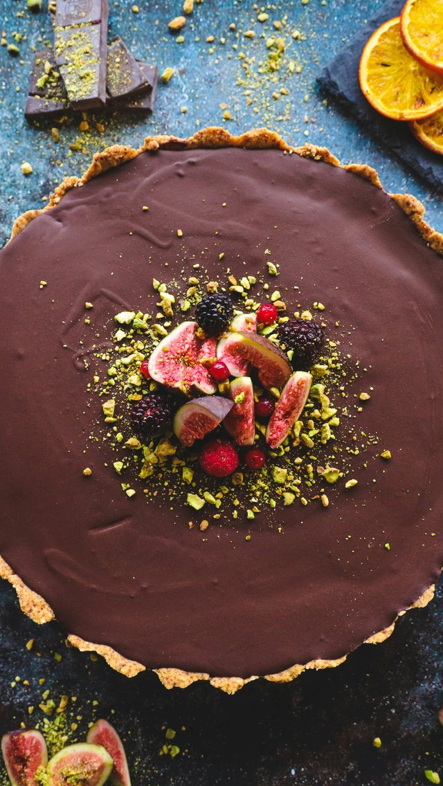 Chocolate tart with fruits and pistachios - Wallpapers for iPhone 5/5S/5C/SE in 640x1136 resolution