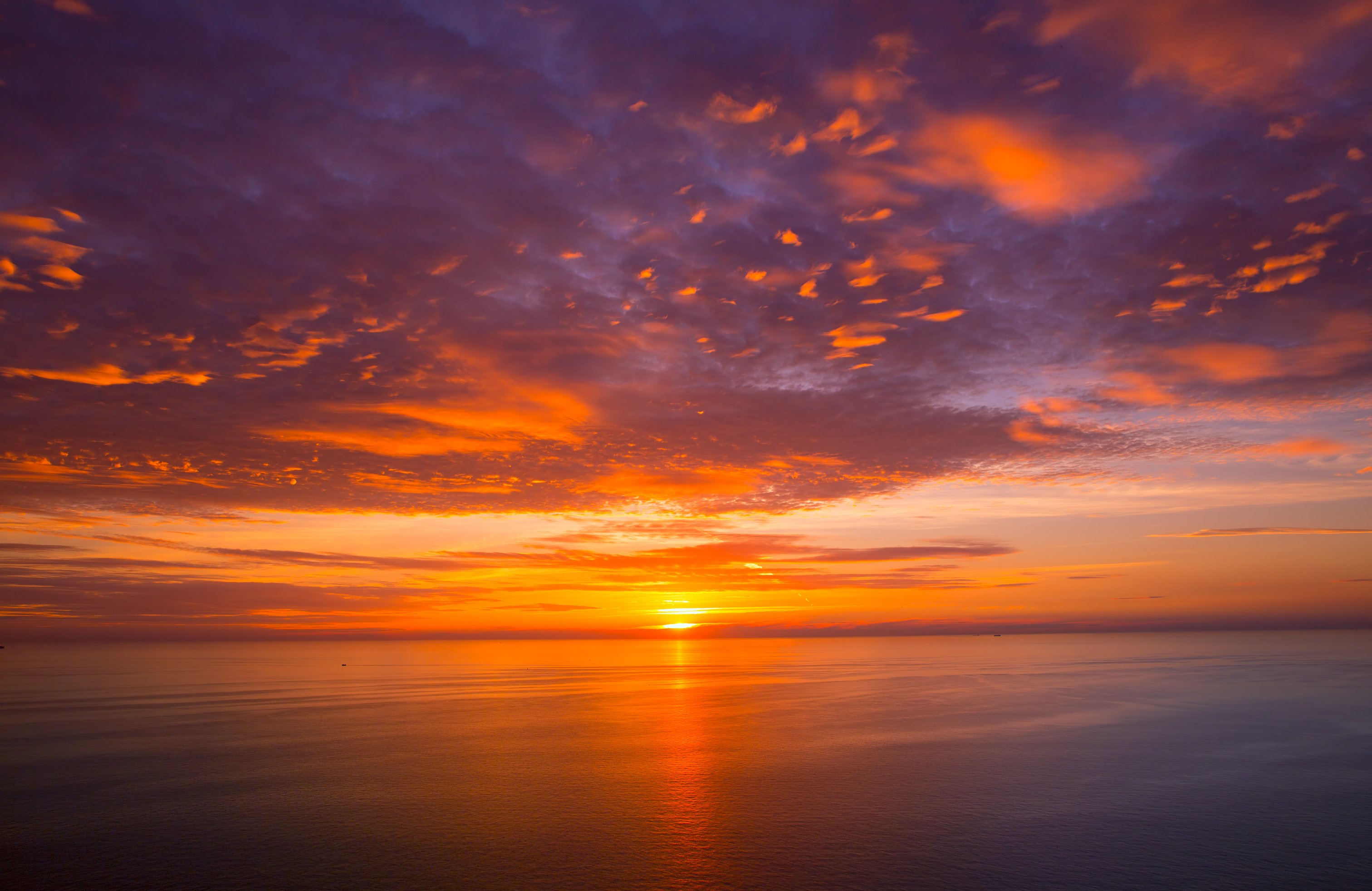 Orange sunset over a calm sea - Wallpapers for Apple MacBook 14.2″ in 3024x1964 resolution