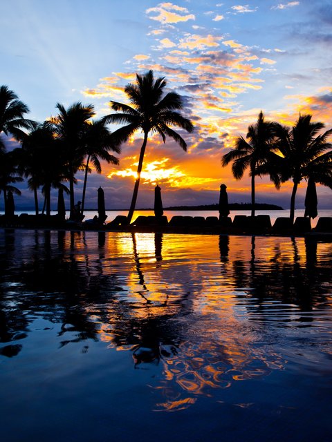 Tropical Pool Reflection at Sunset - Wallpapers for HTC/BlackBerry in 480x640 resolution
