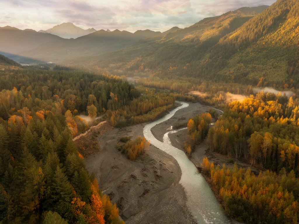 Mountains and a winding stream in autumn - XVGA wallpapers in 1024x768 resolution