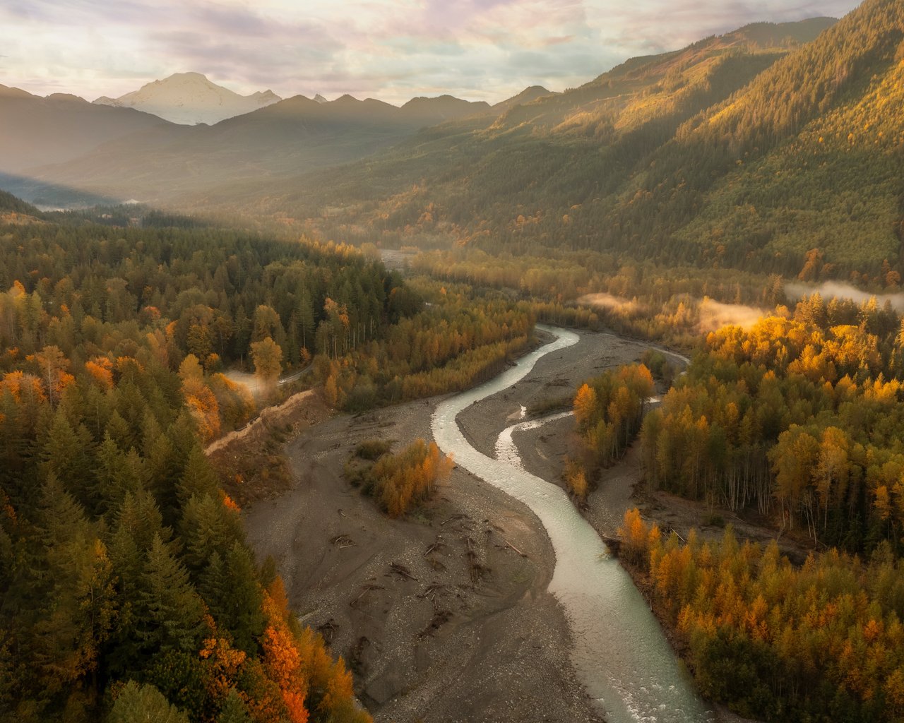 Mountains and a winding stream in autumn - SXGA wallpapers in 1280x1024 resolution