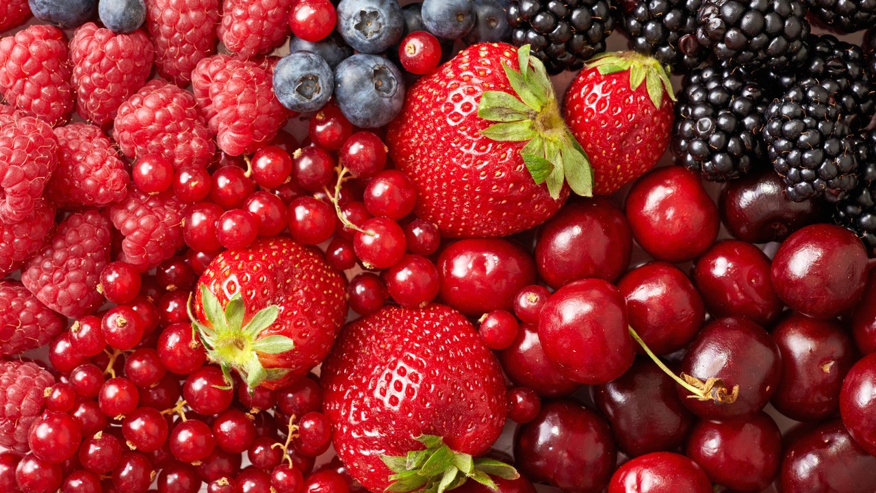 Harvest of strawberries, raspberries, blueberries - HDV 720p wallpapers in 1280x720 resolution