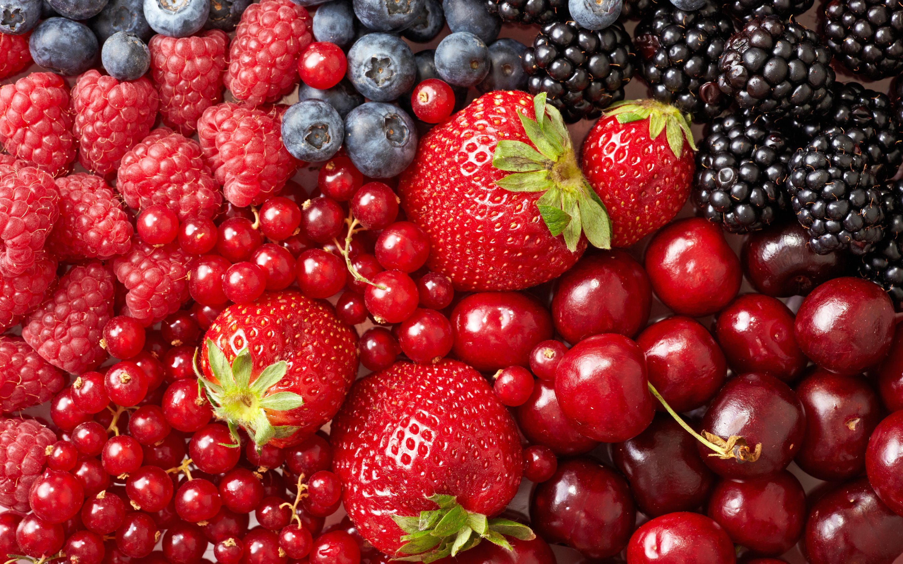 Harvest of strawberries, raspberries, blueberries - Wallpapers for Apple MacBook 15″ in 2880x1800 resolution