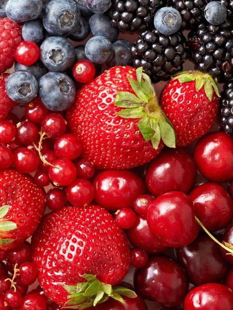 Harvest of strawberries, raspberries, blueberries - Wallpapers for HTC/BlackBerry in 480x640 resolution