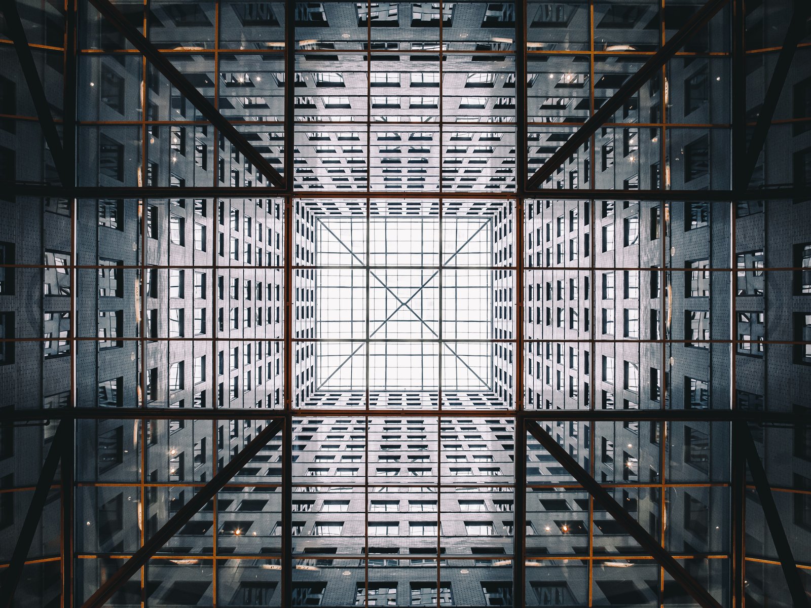 Symmetric Glass Skyscraper Facade - UXGA wallpapers in 1600x1200 resolution