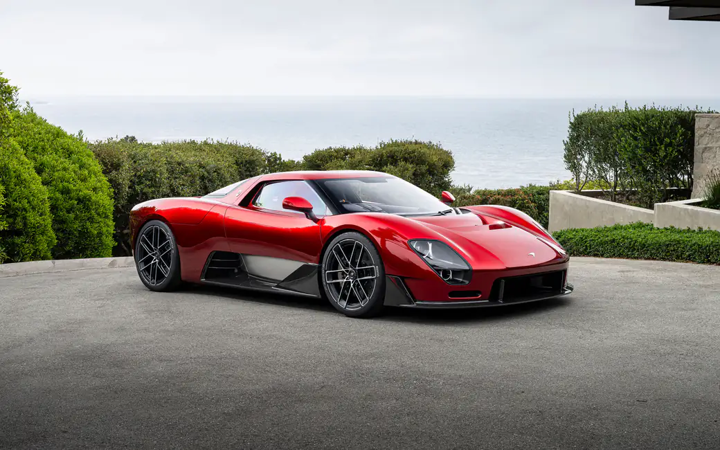 Красный McLaren McL 6GT у виллы — обои на рабочий стол и телефон