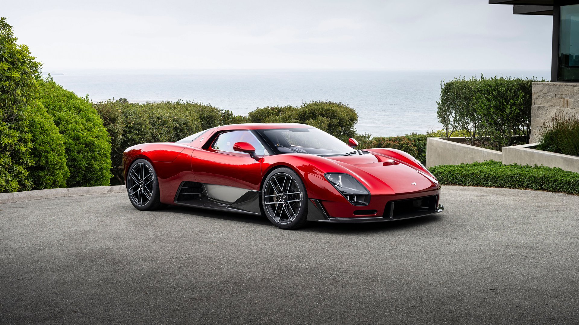 Красный McLaren McL 6GT у виллы - Full HD обои в разрешении 1920x1080