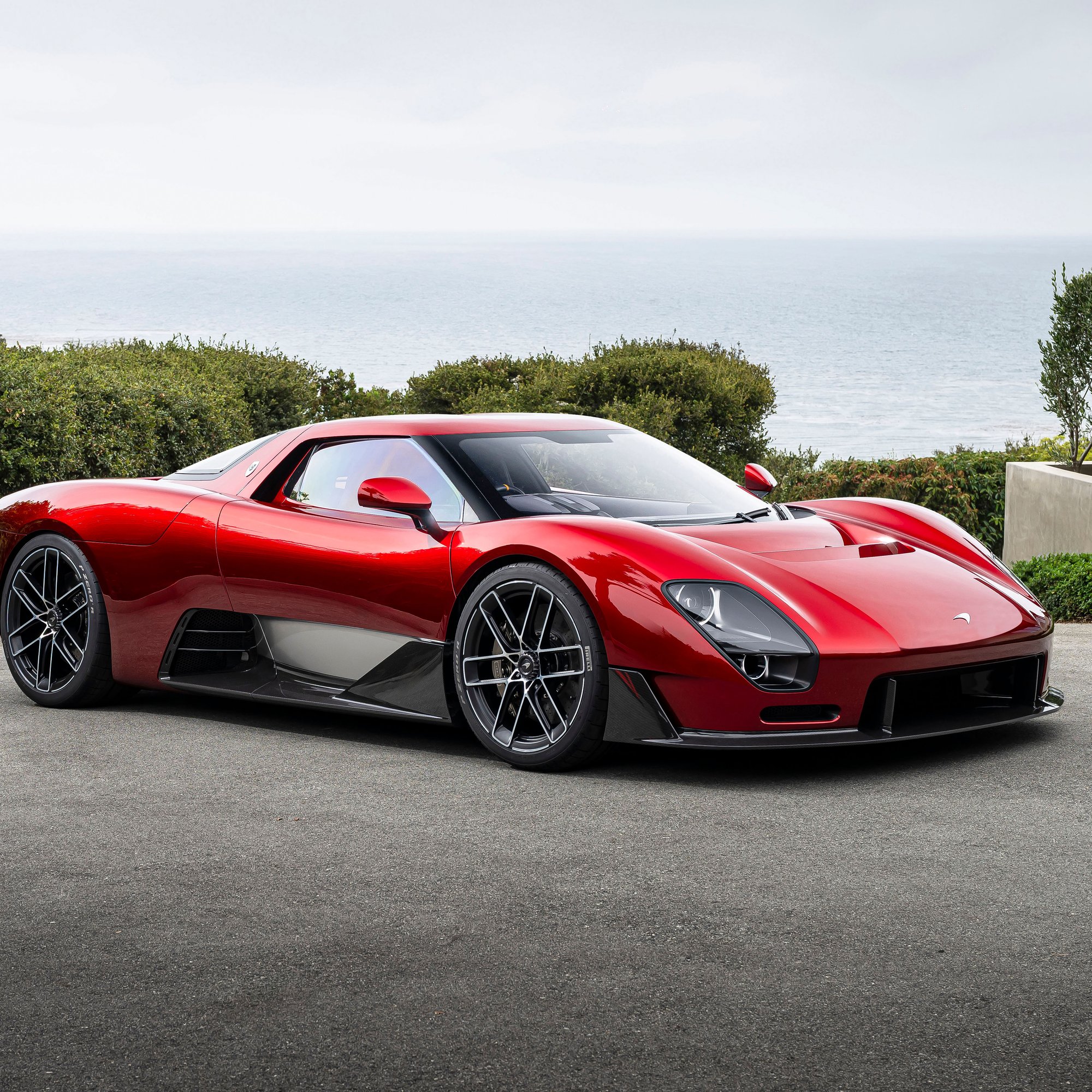 Красный McLaren McL 6GT у виллы - Обои для Samsung/Xiaomi в разрешении 2000x2000