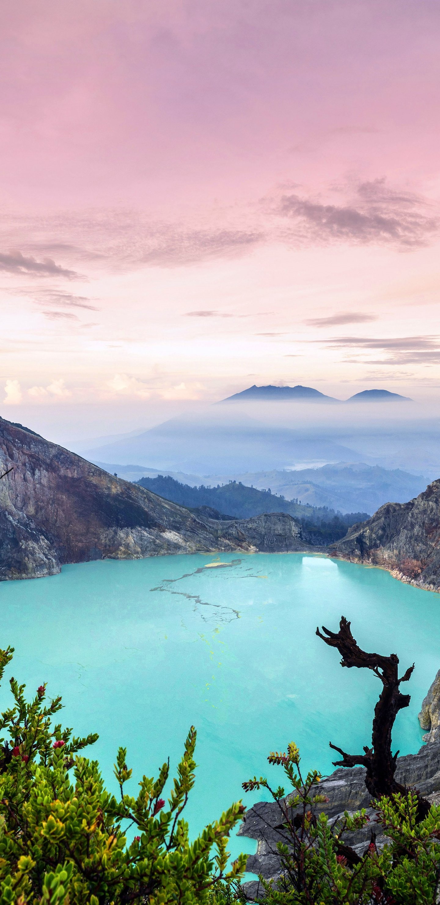 Turquoise lake in a crater on Java Island - Wallpapers for Samsung Galaxy S8/S8+/Note 8/S9/S9+/Note 9 in 1440x2960 resolution