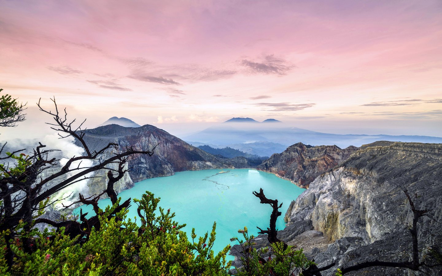 Turquoise lake in a crater on Java Island - WSXGA wallpapers in 1440x900 resolution