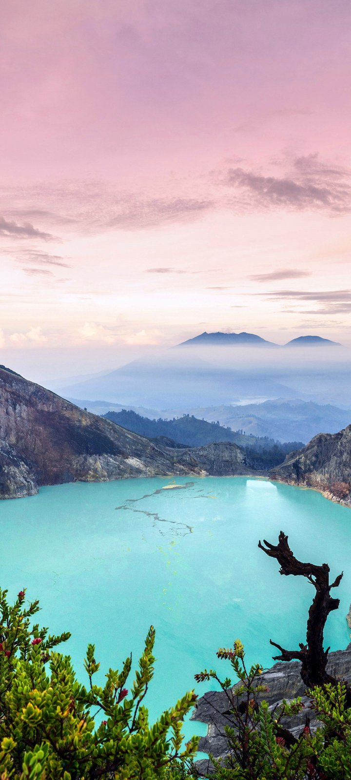 Turquoise lake in a crater on Java Island - Wallpapers for Xiaomi Redmi 10C/C40/C51, Samsung Galaxy A12/A02s/A03/M12 in 720x1600 resolution