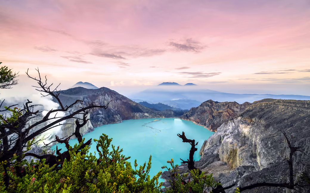 Turquoise lake in a crater on Java Island - XGA+ wallpapers in 1152x864 resolution