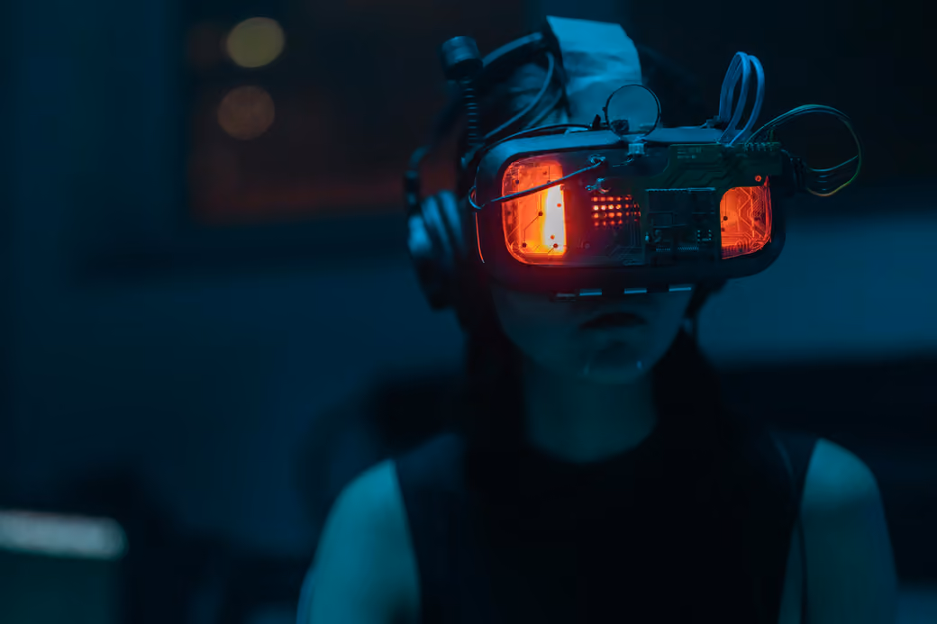 Person using illuminated VR headset - Wallpapers for HTC/BlackBerry in 480x640 resolution