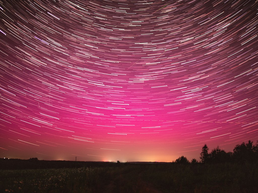 Light trails in the stormy night sky - XVGA wallpapers in 1024x768 resolution