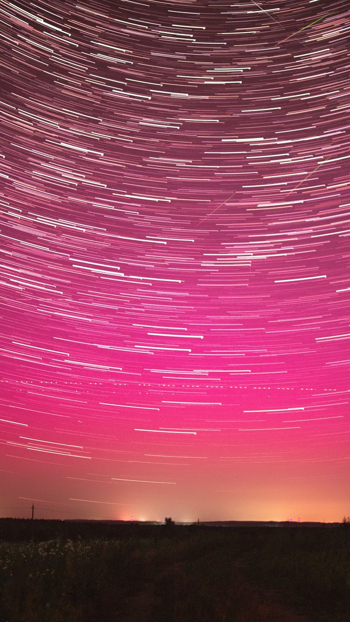 Light trails in the stormy night sky - Wallpapers for Samsung/LG in 720x1280 resolution