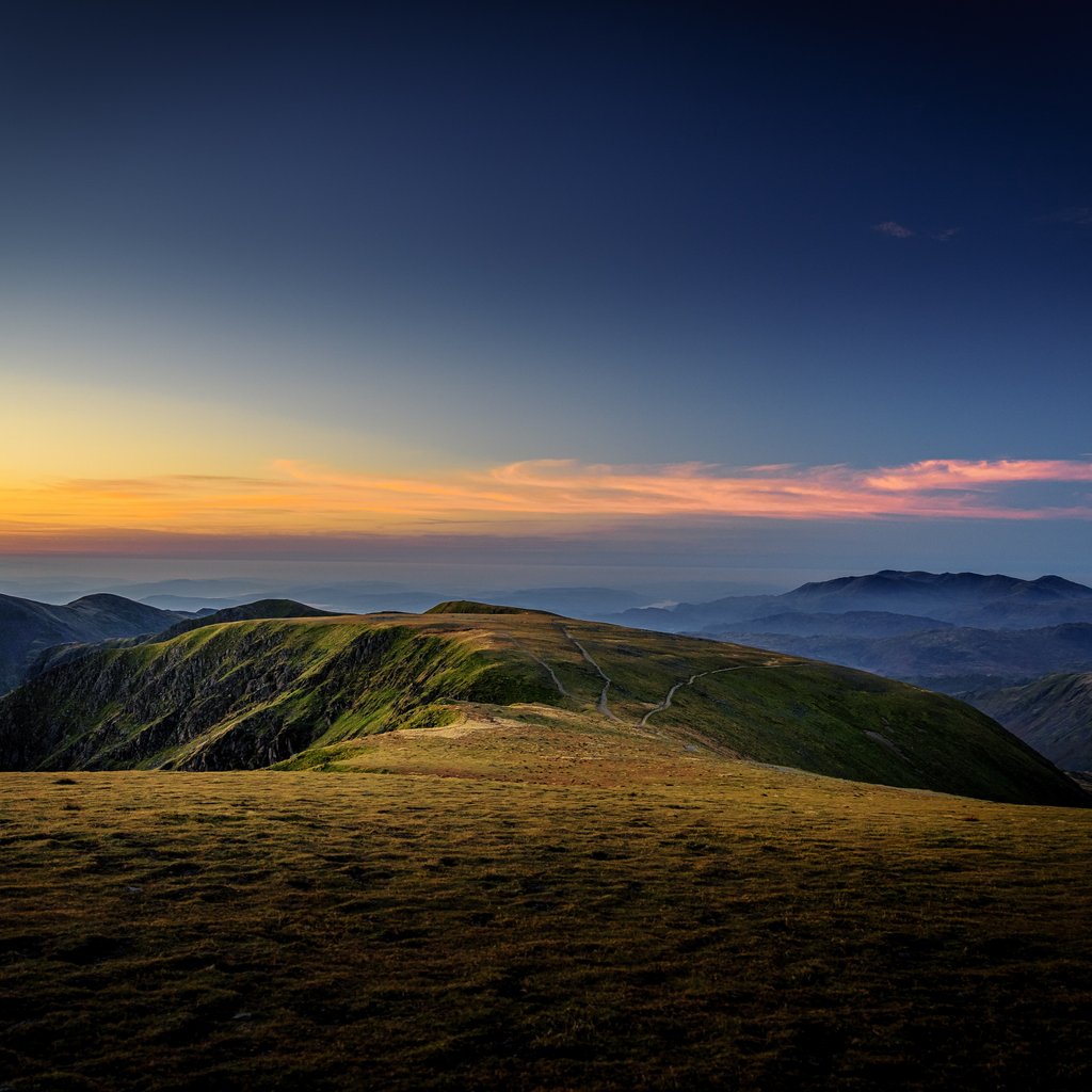 Sunset at the top of the mountain - Wallpapers for Apple iPad 1 in 1024x1024 resolution