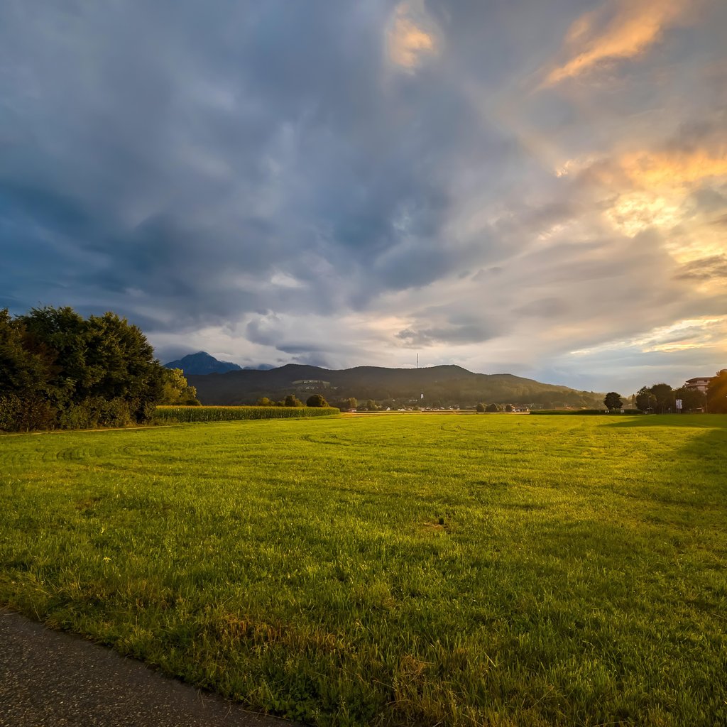 Sunset panorama over a green field - Wallpapers for Apple iPad 1 in 1024x1024 resolution