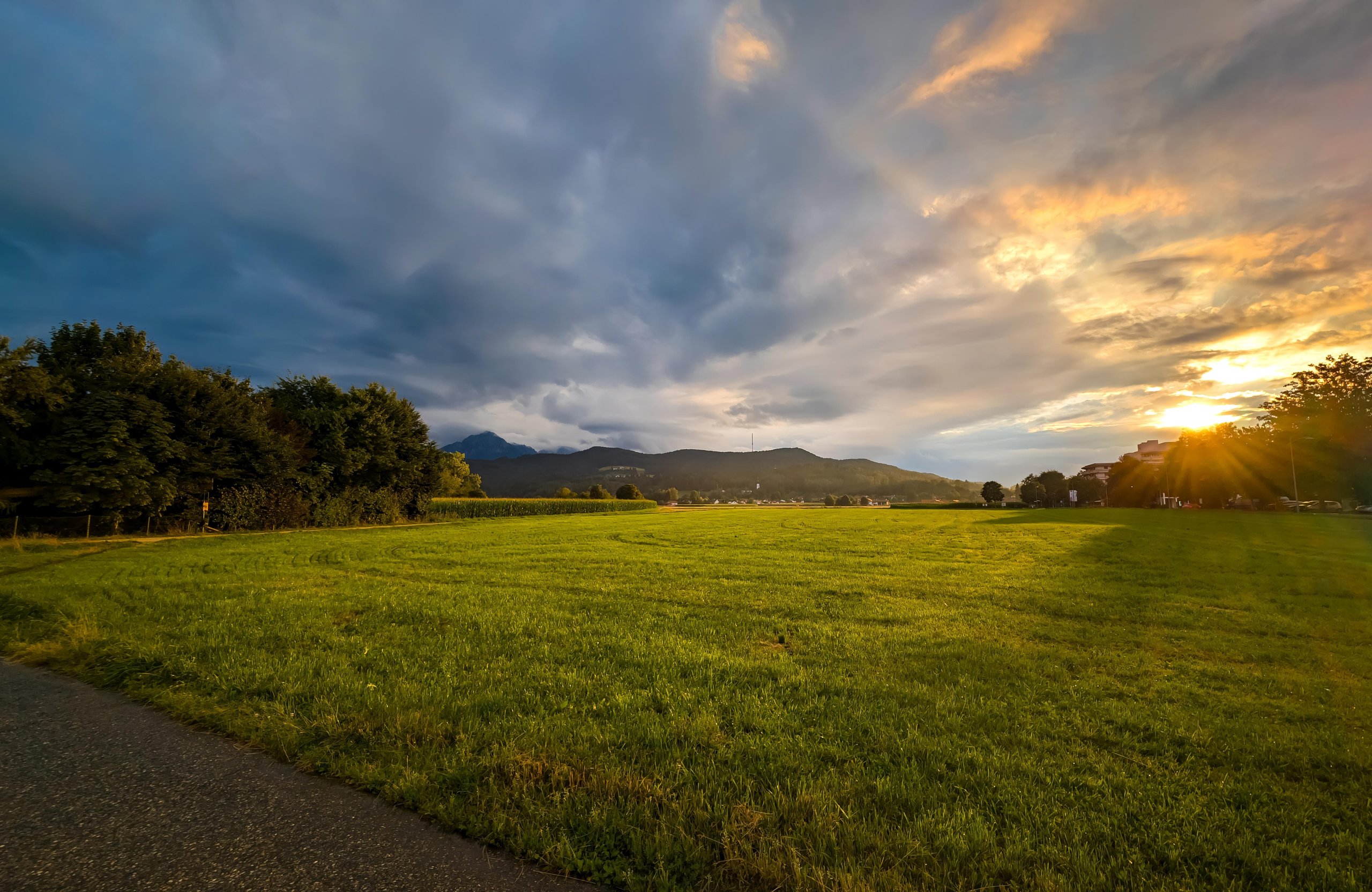 Sunset panorama over a green field - Wallpapers for Apple MacBook Air 13 M2″ in 2560x1664 resolution