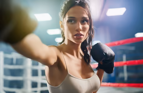 Обои спорт: боксер, женщина, перчатки, удар
