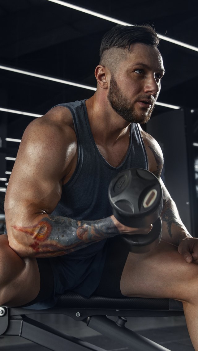 Muscular man with dumbbells - Wallpapers for iPhone 5/5S/5C/SE in 640x1136 resolution