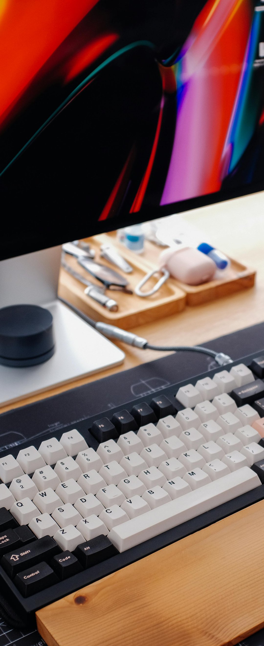 Apple workstation with MacBook - Wallpapers for Samsung Galaxy Z Flip6, Motorola Razr 2025 in 1080x2640 resolution