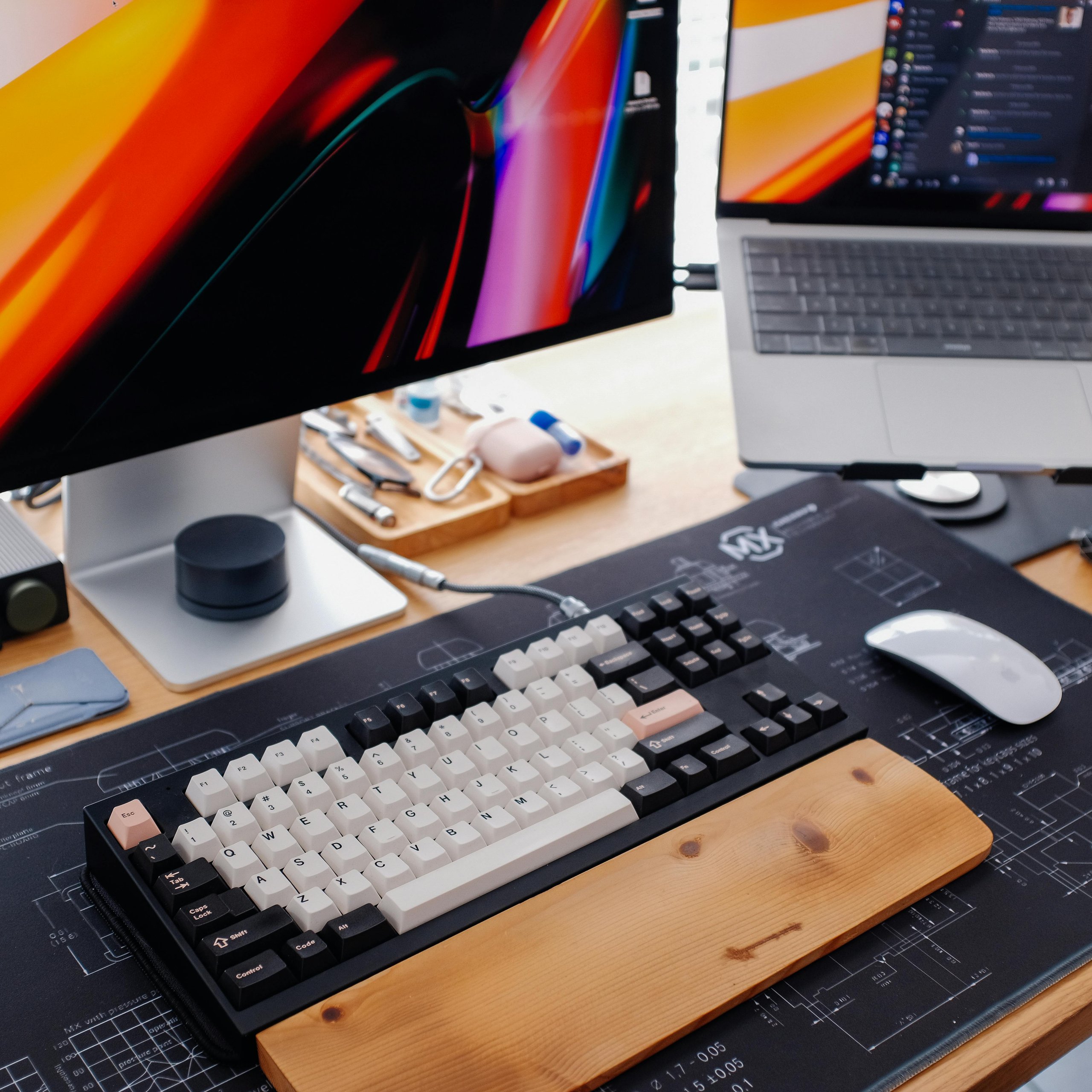 Apple workstation with MacBook - Wallpapers for Samsung Galaxy Tab S9 FE+/Tab S11, Xiaomi Pad 5, Redmi Pad 2 Pro, POCO Pad in 2560x2560 resolution