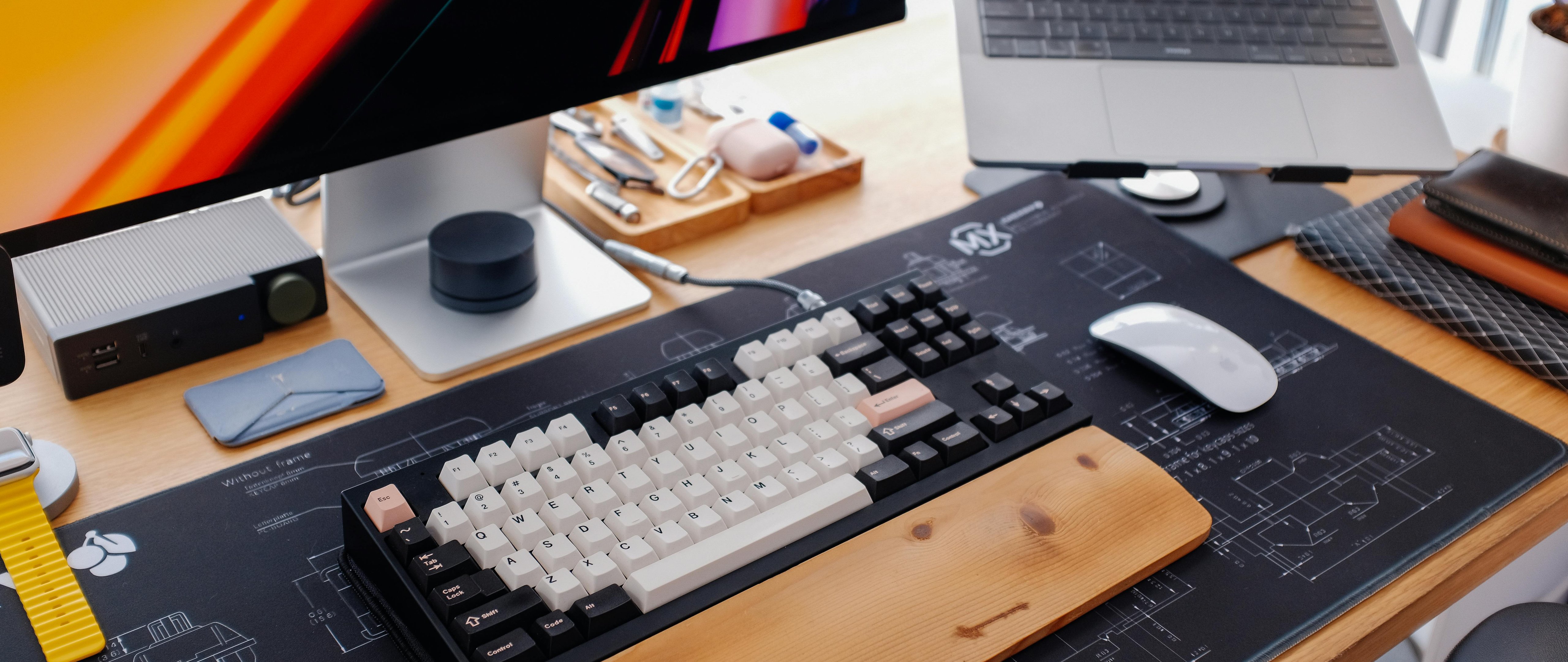 Apple workstation with MacBook - 5K2K UltraWide 21:9 wallpapers in 5120x2160 resolution