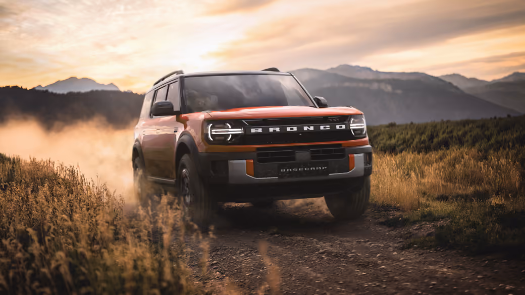 Ford Bronco Basecamp на бездорожье — обои на рабочий стол и телефон