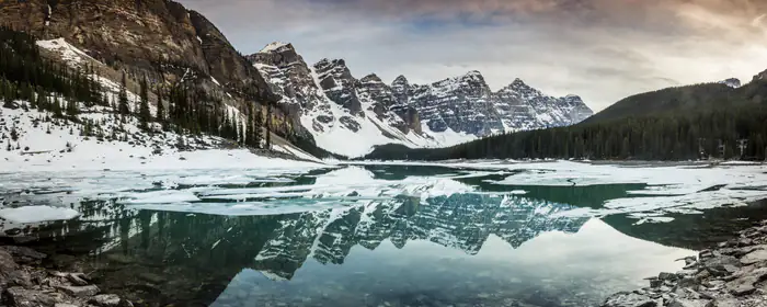 UltraWide 21:9 обои вода (2560x1080): Озеро Морейн, зима, горы, отражение