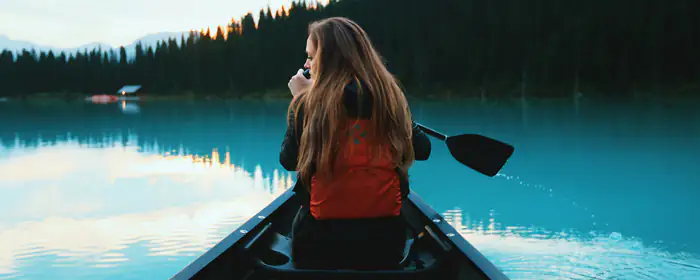UltraWide 32:9 обои поход (3840x1080): каноэ, женщина, озеро, лес