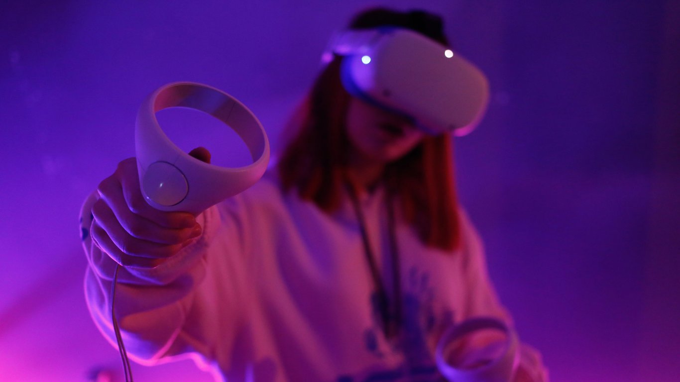 Девушка в VR Meta Oculus  - Обои для ноутбука WXGA в разрешении 1366x768