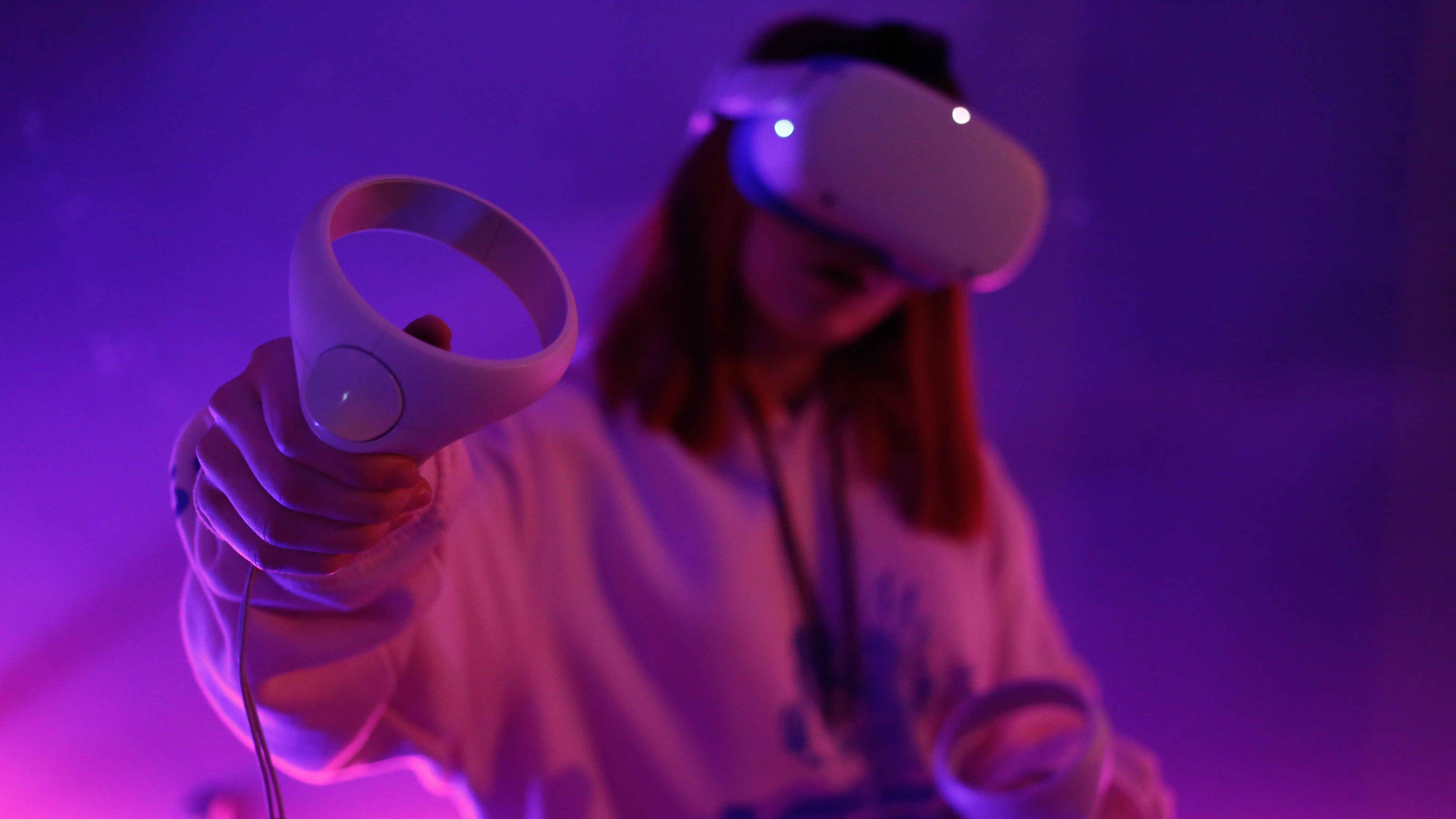 Девушка в VR Meta Oculus  - 5K обои в разрешении 5120x2880