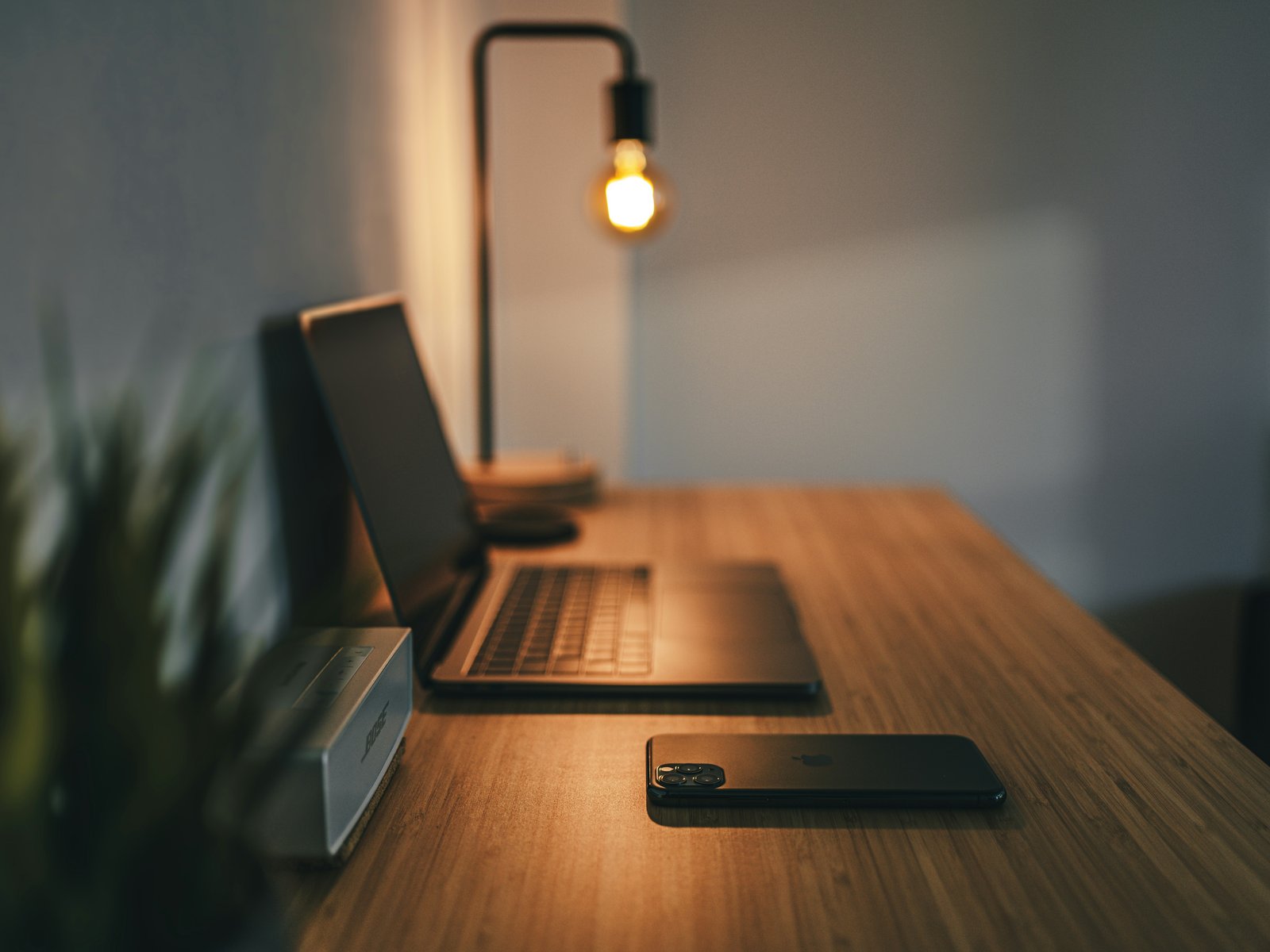 Cozy workplace with a lamp - UXGA wallpapers in 1600x1200 resolution